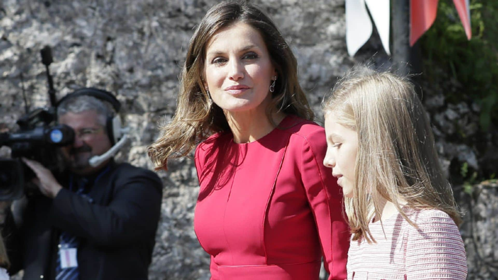 En el color de las grandes ocasiones y a medida: Doña Letizia estrena vestido