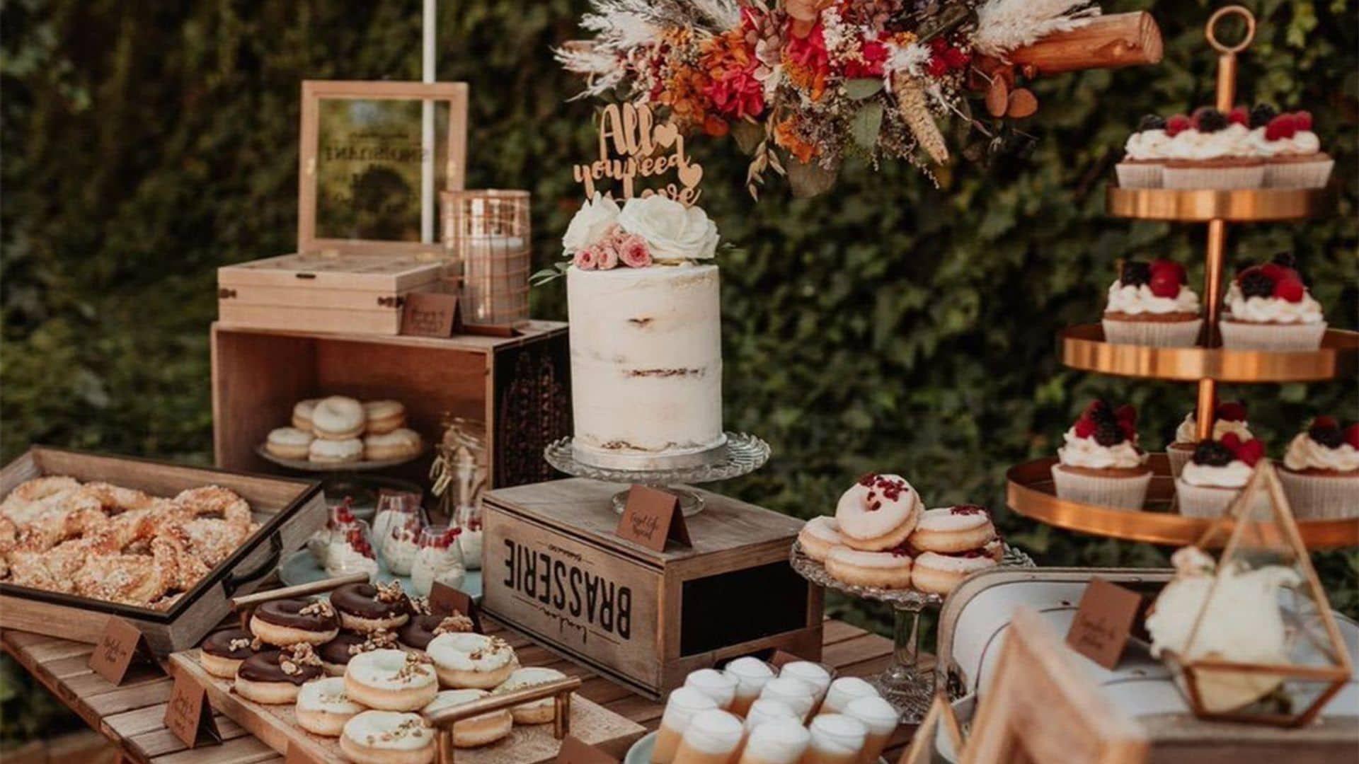 Mesas dulces de boda con postres deliciosos que te entrarán por los ojos