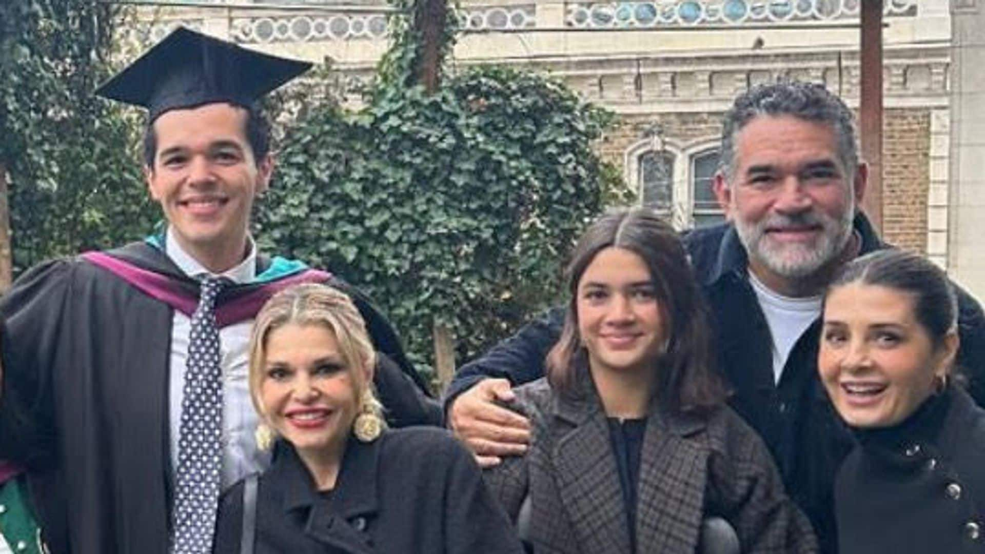 Itatí Cantoral y Eduardo Santamarina, reunidos en Londres para celebrar la graduación de su hijo Eduardo