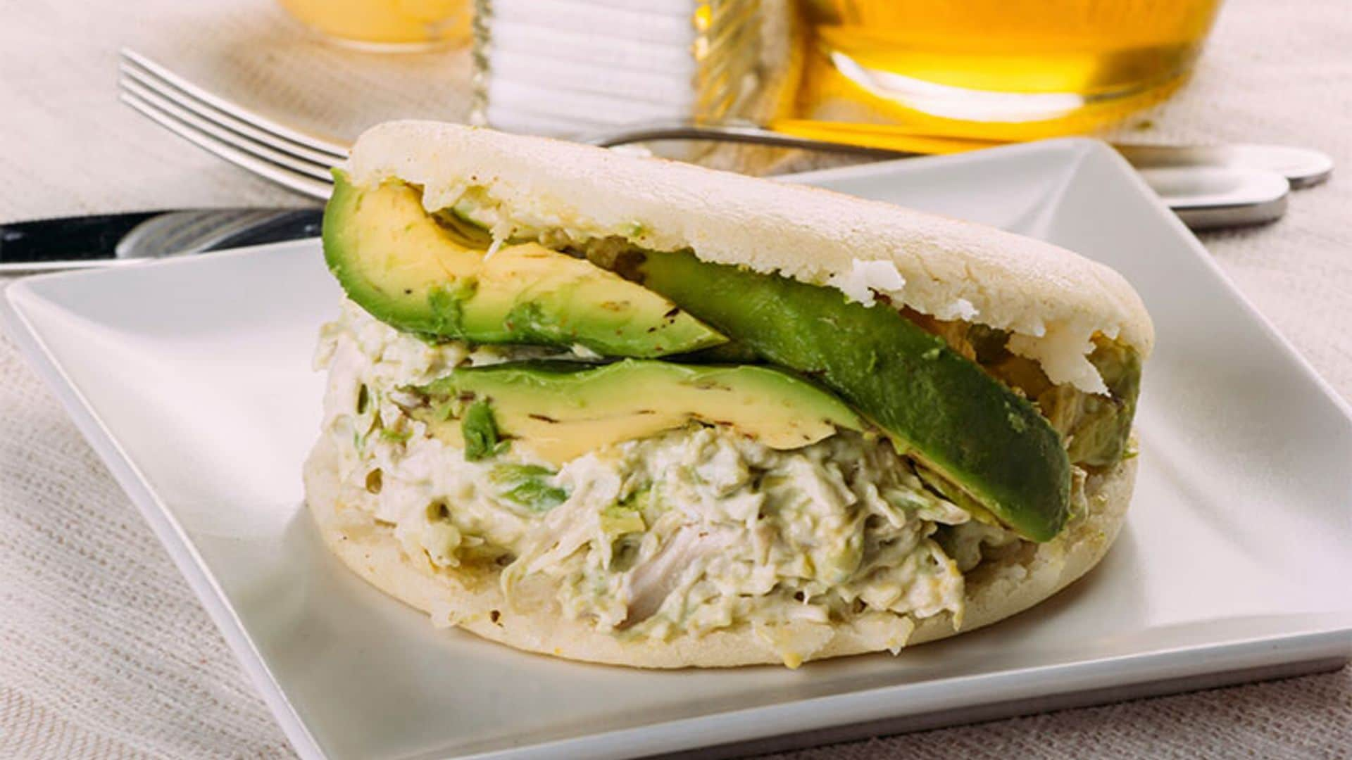 Arepas rellenas de ensalada de pollo y aguacate