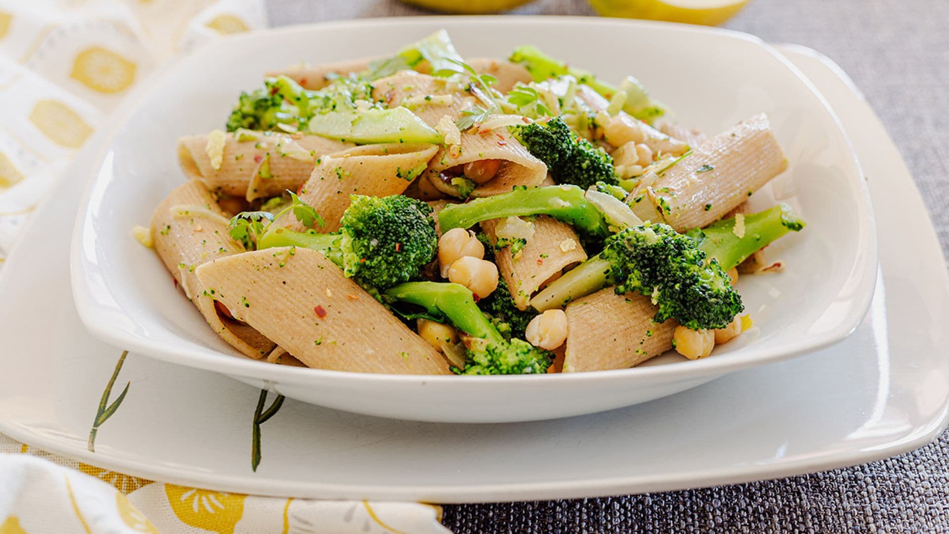 'Rigatoni' de garbanzos con brócoli