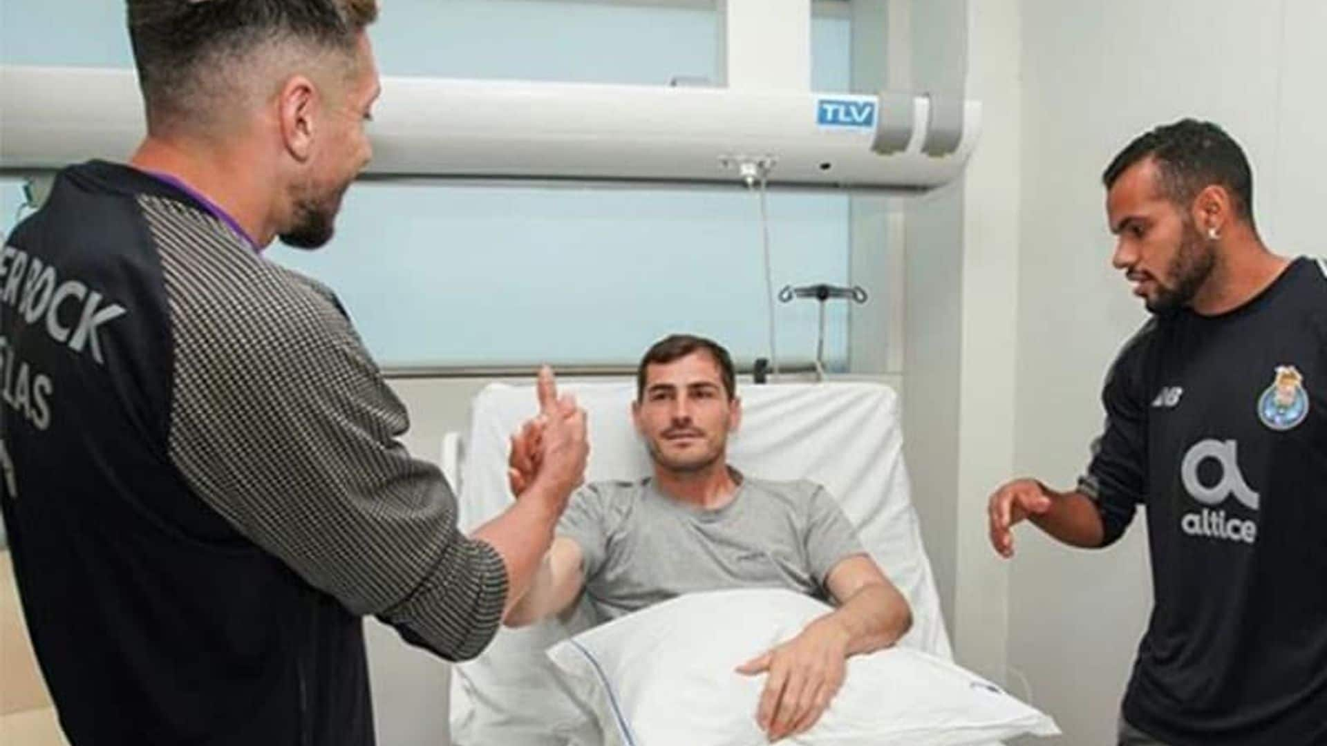 El mexicano Héctor Herrera visita a Iker Casillas en el hospital