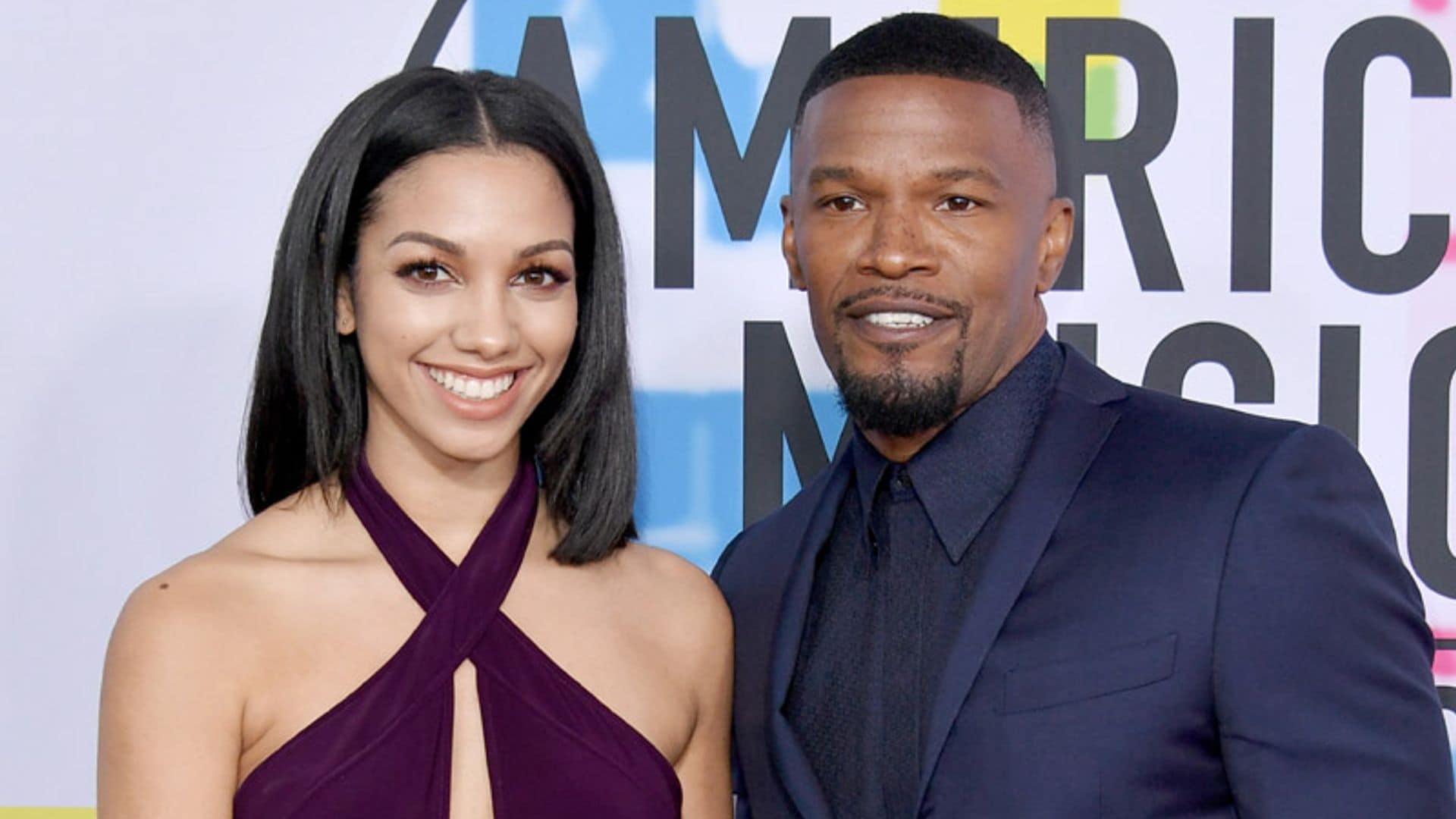 Jamie Foxx con una bellísima acompañante en los premios AMA ¿Dónde estaba Katie Holmes?