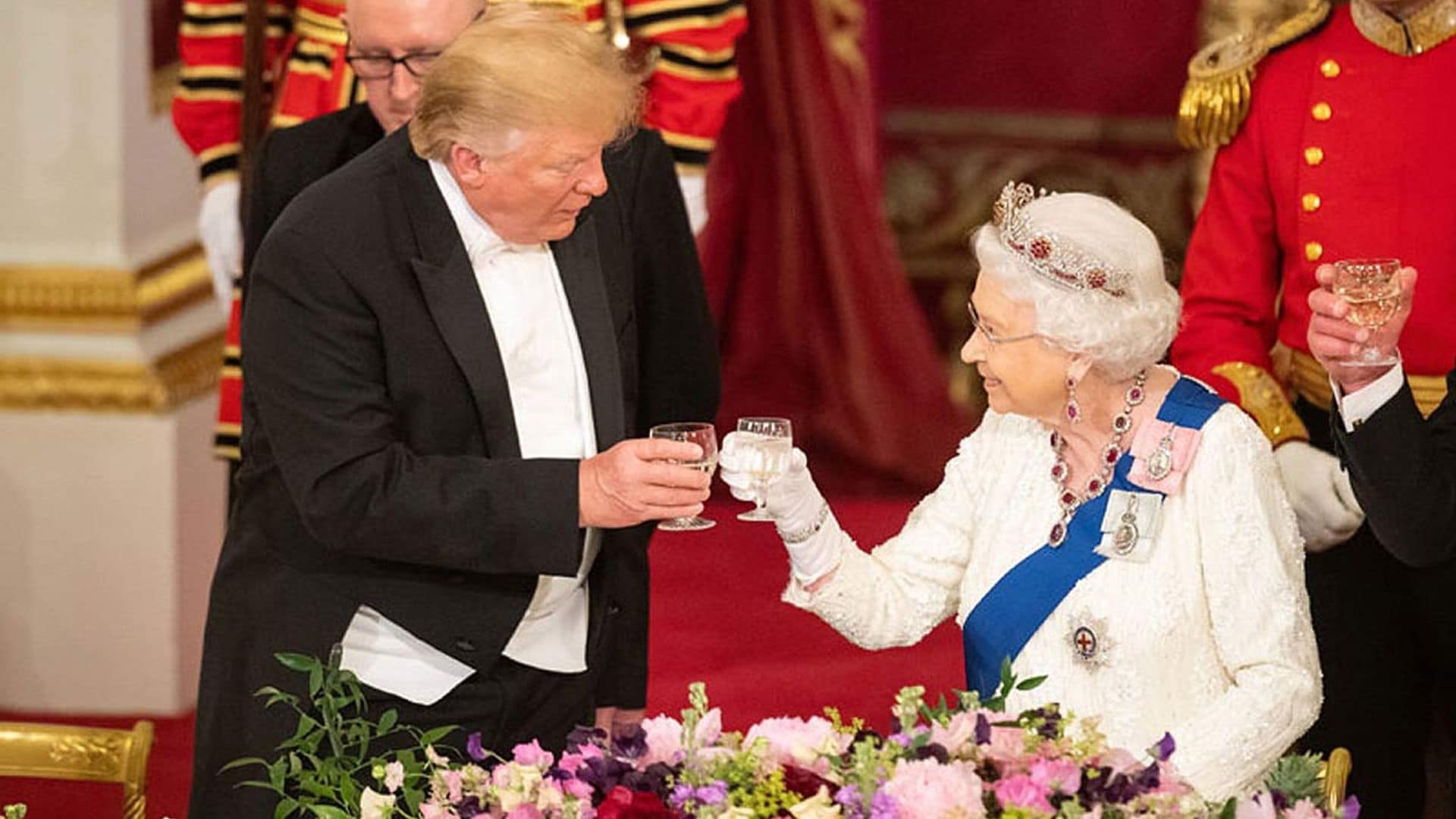 ¿Rompió Donald Trump el protocolo con un gesto con la reina Isabel?