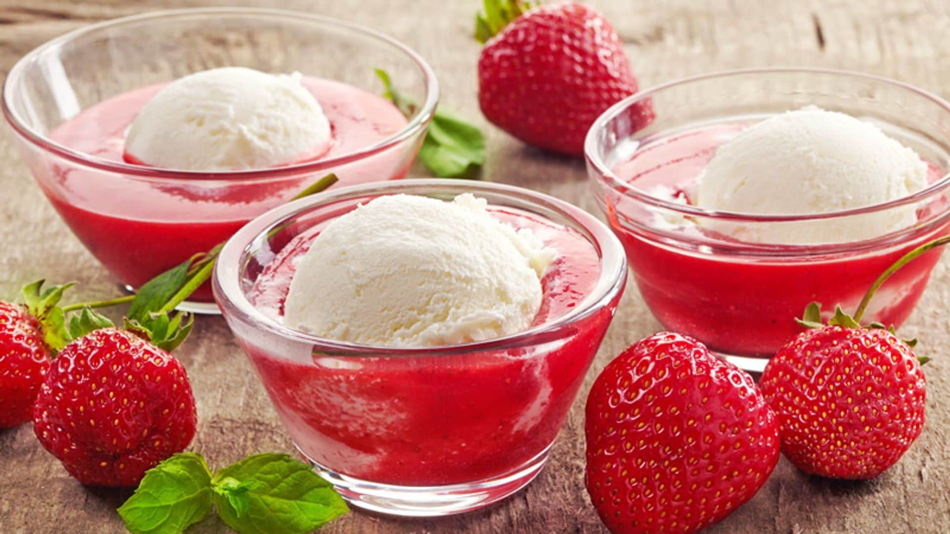 Sopa de fresas con helado de nata