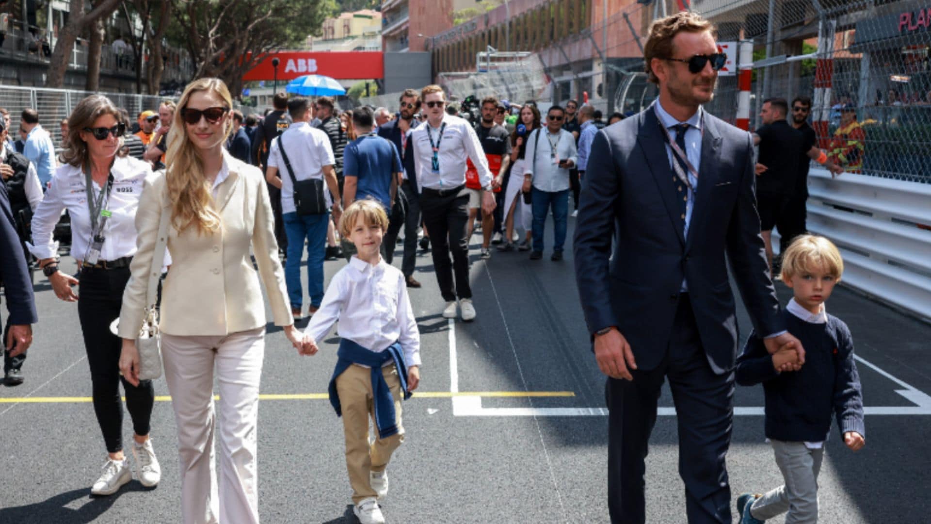 Pierre Casiraghi y Beatrice Borromeo asisten a las carreras en familia y coinciden con Raphaël, hijo de Carlota