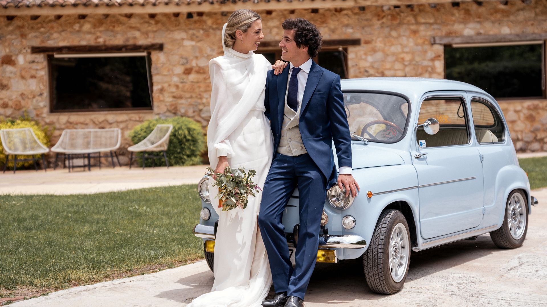 La boda de María en Sigüenza: un vestido desmontable, un coche clásico y ¡bailes bajo la lluvia!