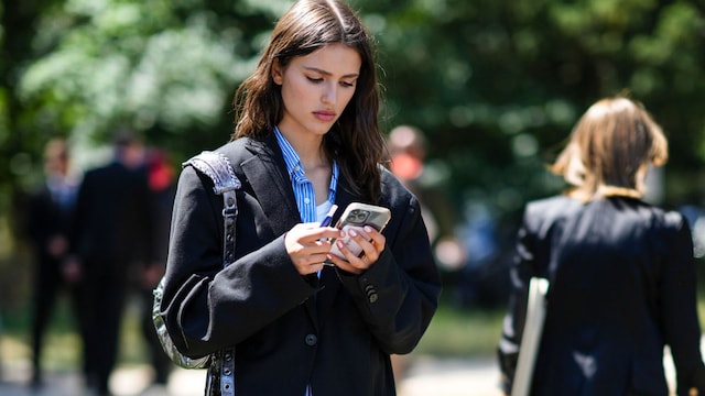 mujer movil calle