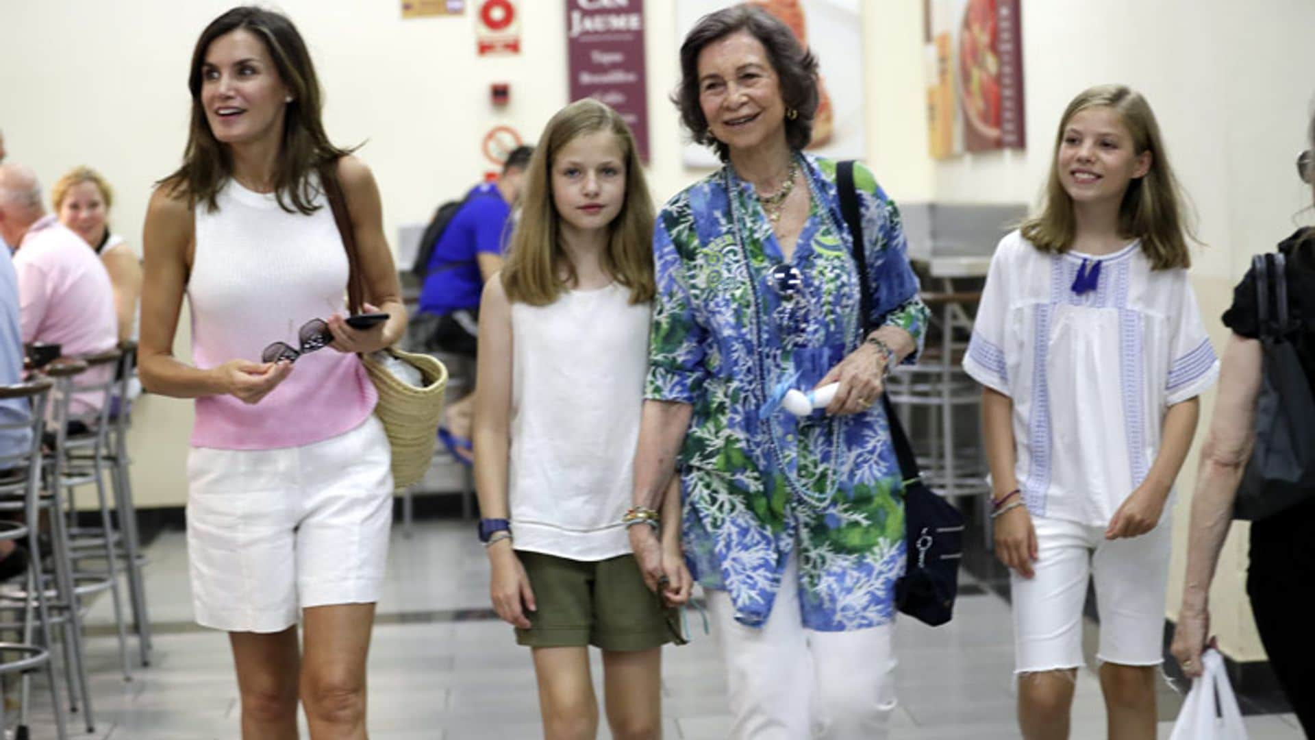 Como nunca las habíamos visto: así ha sido la visita al mercado de las reinas Sofía y Letizia con la princesa Leonor y la infanta Sofía