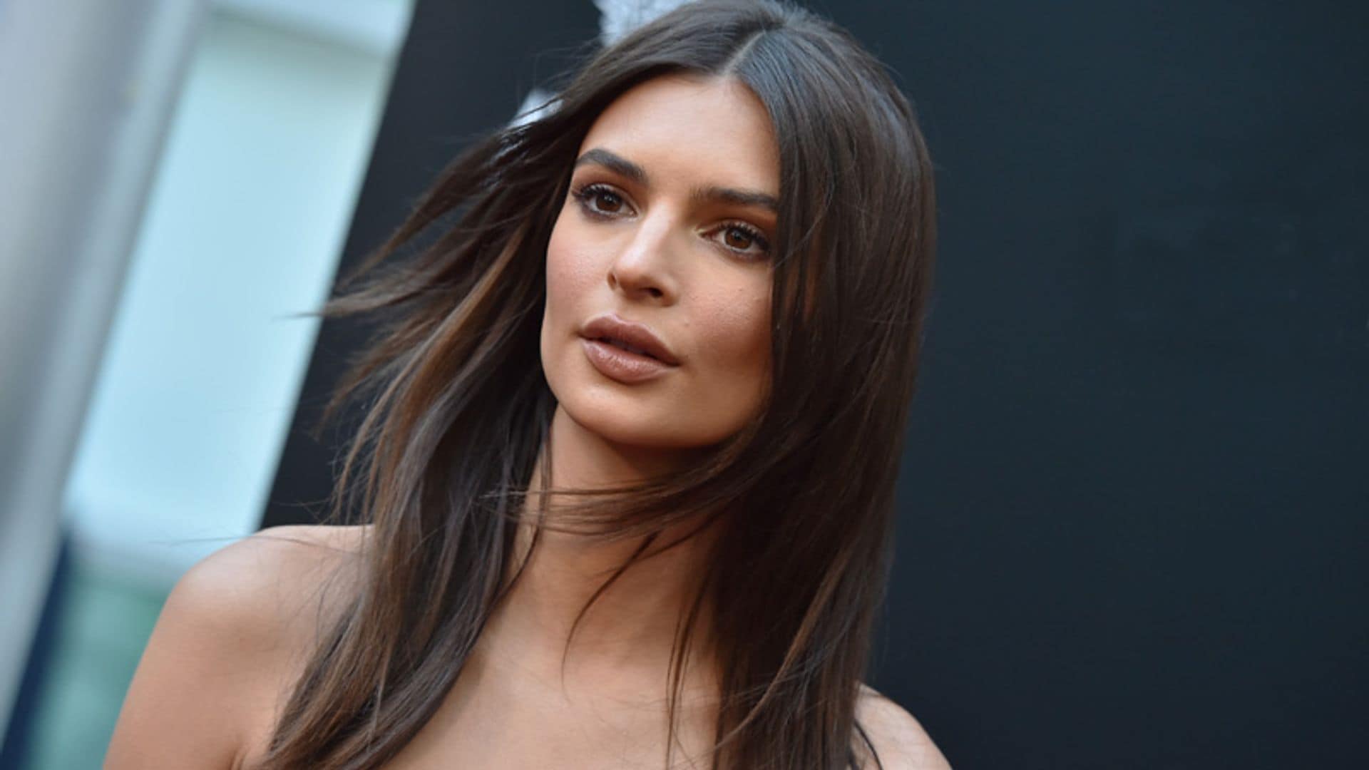 Cuando Emily Ratajkowski no quiere maquillarse, recurre a esta técnica para verse bien