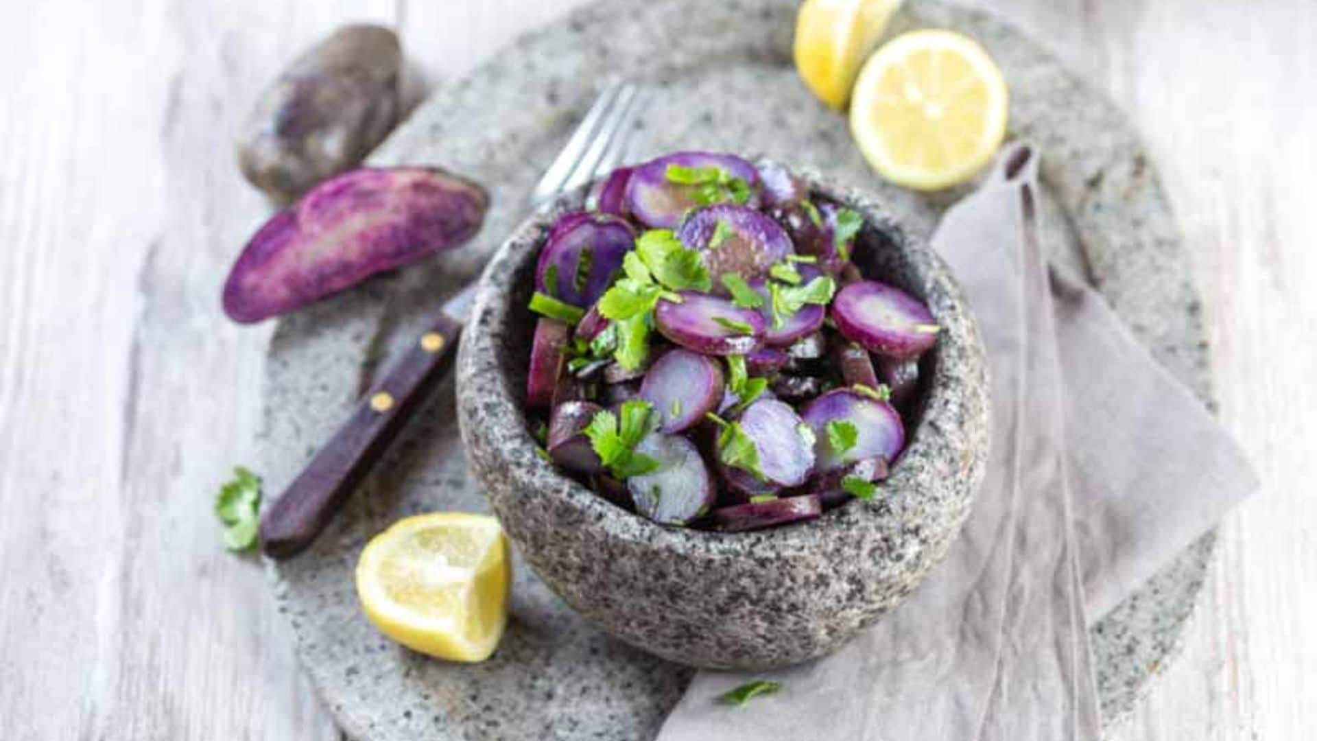Ensalada de patata violeta con cebolleta, limón y cilantro