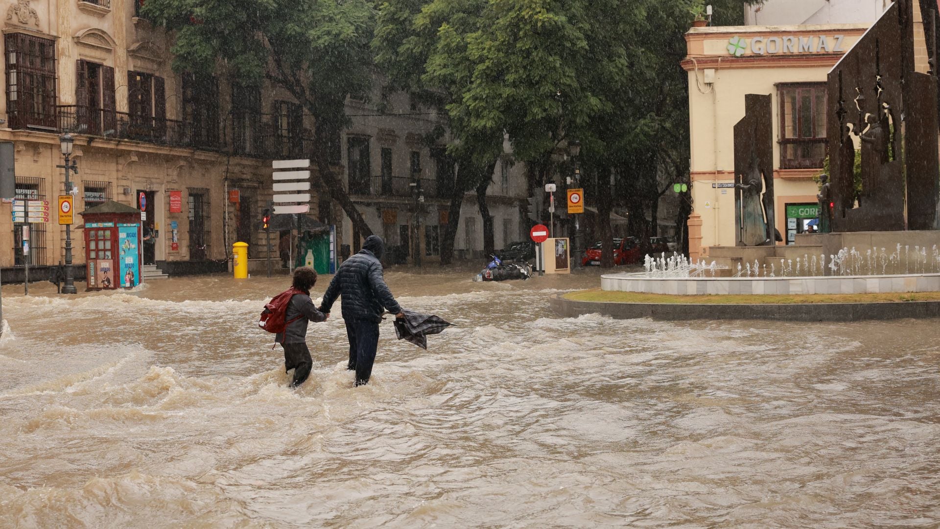 El destructor paso del temporal por Jerez de la Frontera, Cádiz, en imágenes