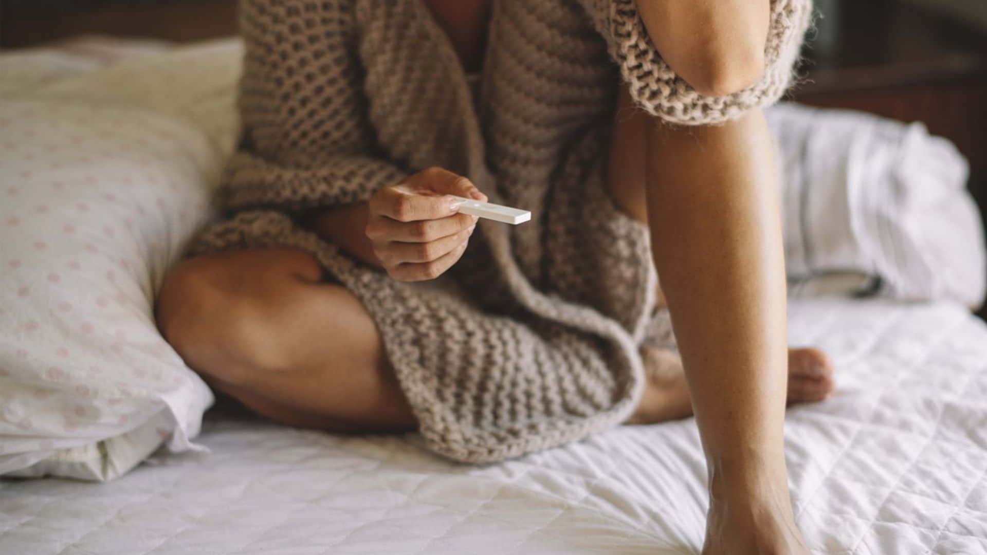 mujer en la cama con test de ovulaci n 