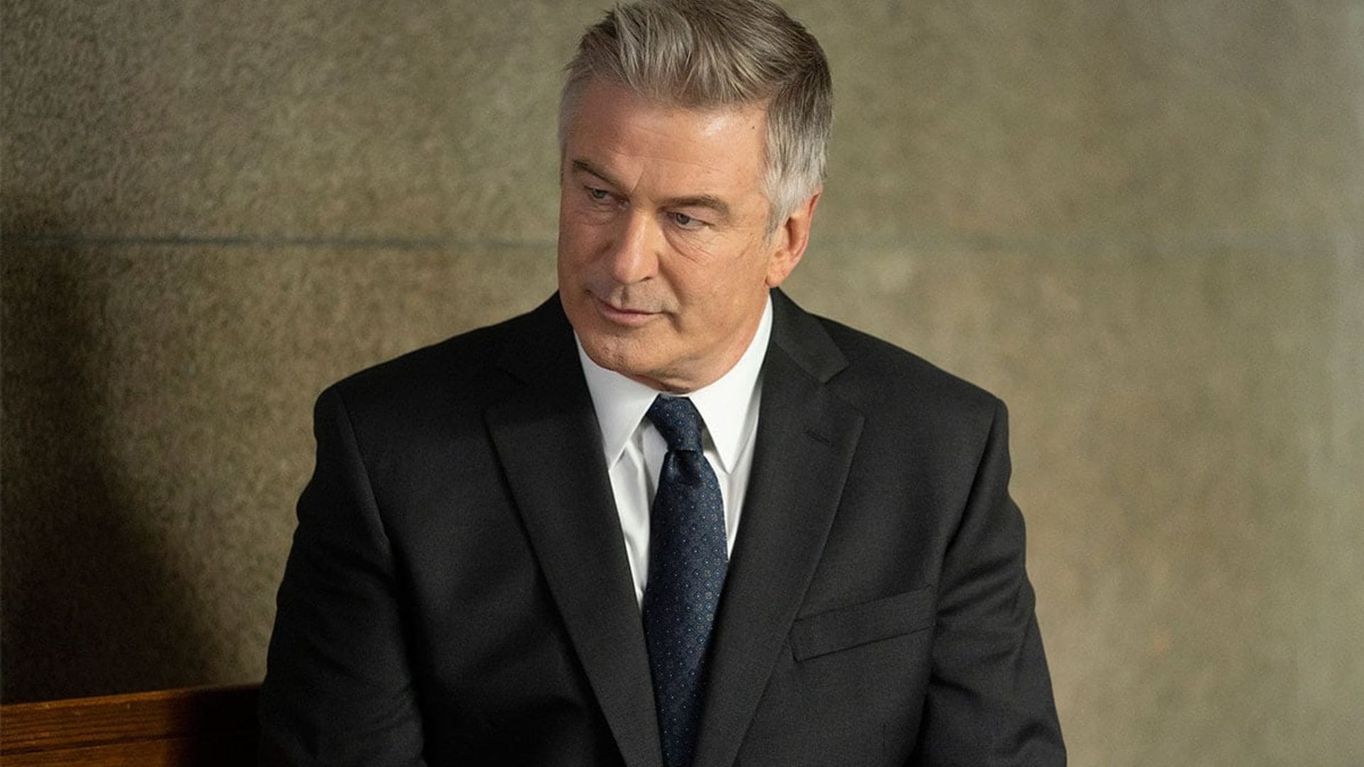 ‘Esta decisión distorsiona la trágica muerte de Halyna Hutchins’, los abogados de Alec Baldwin reaccionan a los cargos contra el actor