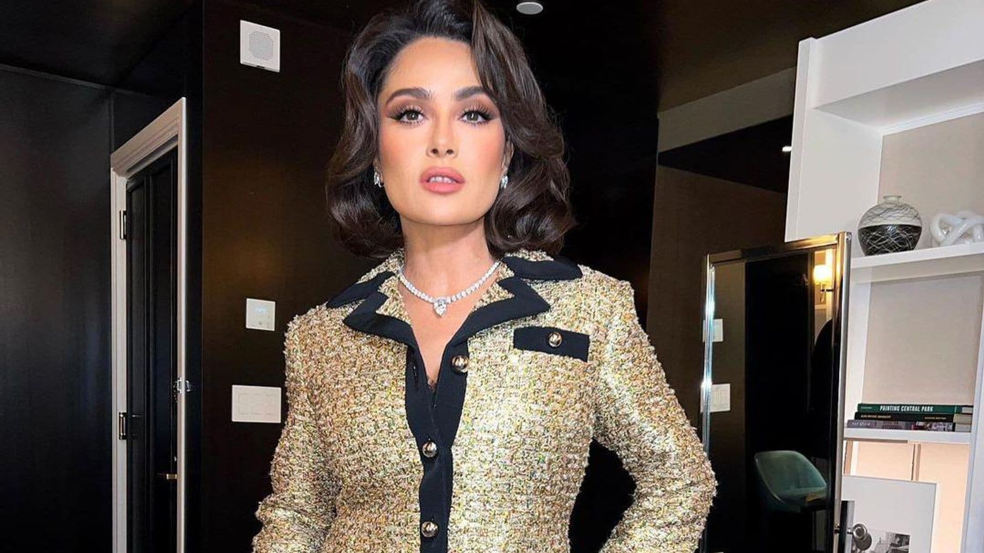 El elegante y sexy look de Salma Hayek con guiño a la exprimera dama Jackie O