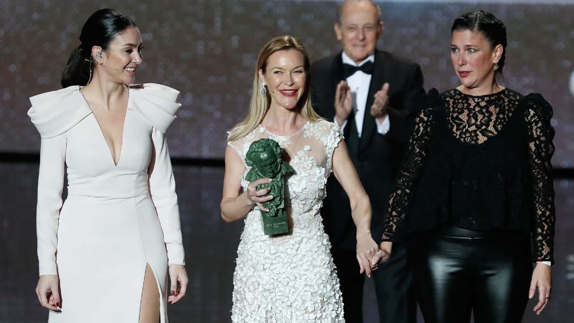 ¡Pura emoción! María, Celia y Tamara recogen el Goya de Honor de su madre Pepa Flores, la gran ausente de la noche