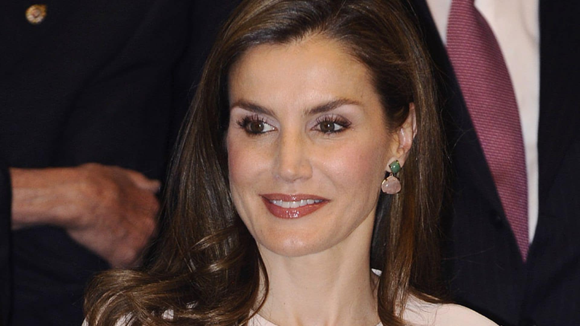 Dos 'royals' y un mismo vestido: La reina Letizia coincide con Sofía de Suecia