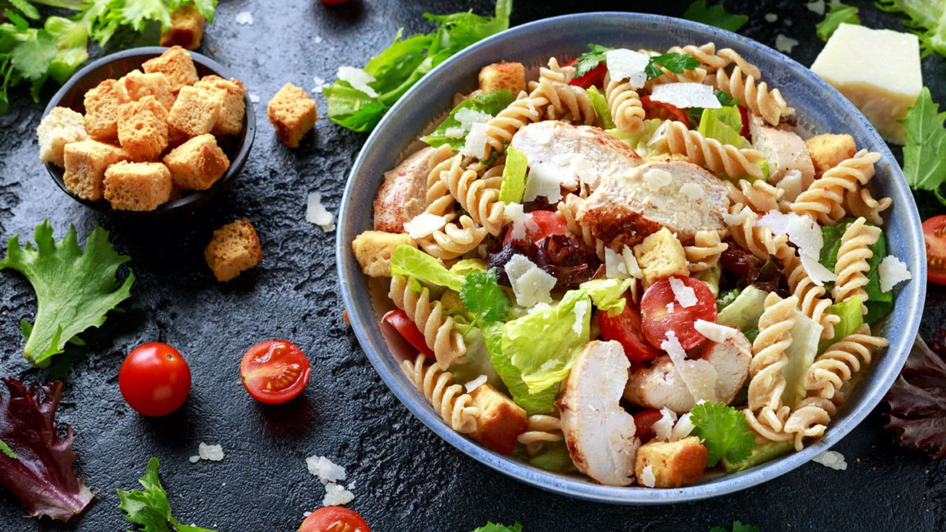 Ensalada de espirales con pollo y parmesano