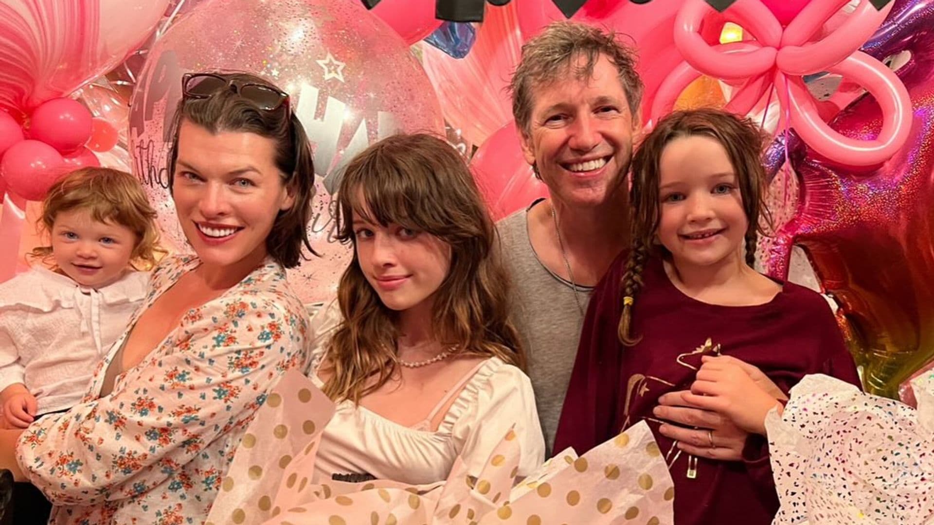 El sentido mensaje de Milla Jovovich a Osian, su hija 'arco iris' que cada día se parece más a ella