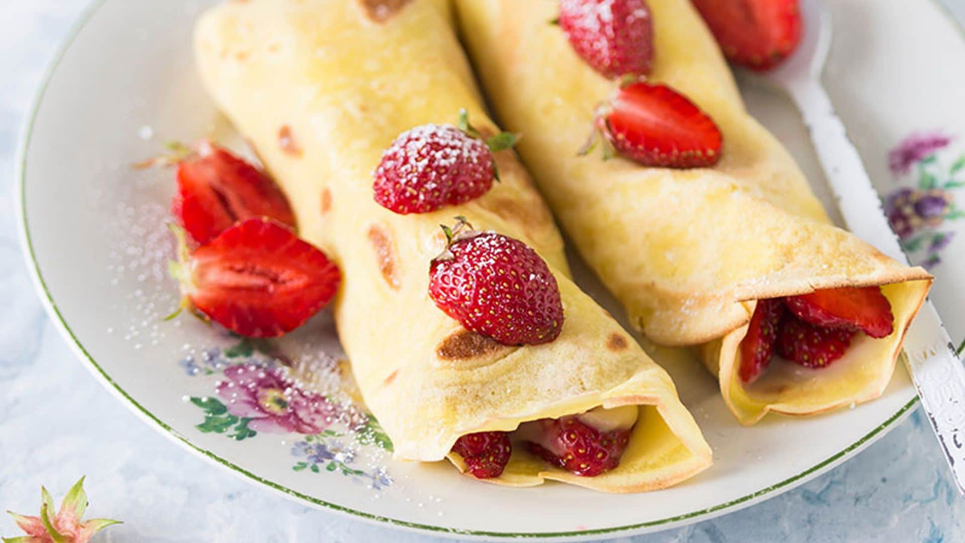 Filloas rellenas de crema y fresas