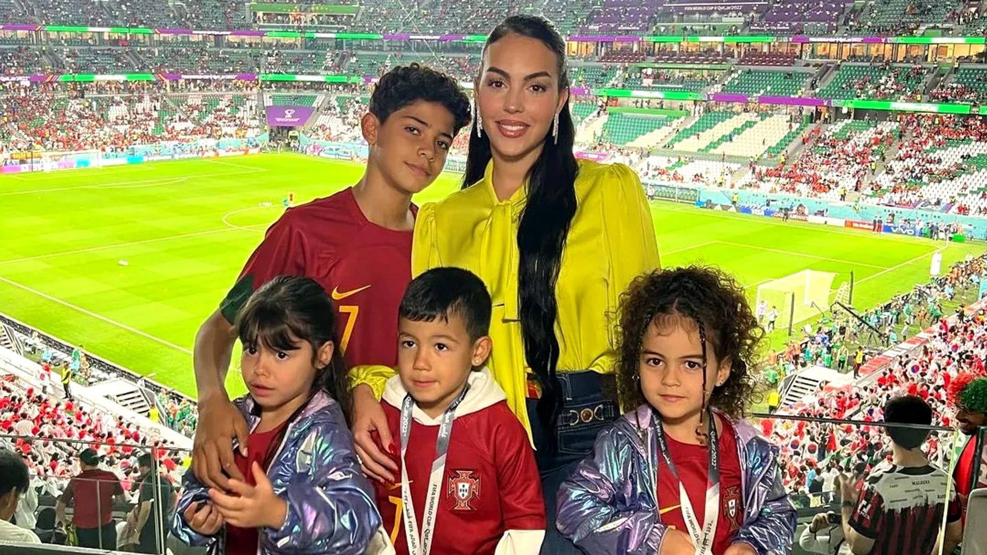 Georgina deja atrás la neumonía: noche de Halloween con sus hijos y tarde de fútbol animando a Cristiano