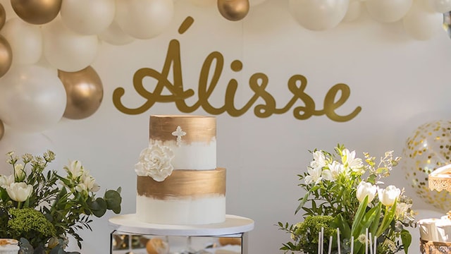 tarta alisse de bautizo con dos pisos de vainilla y chocolate blanco