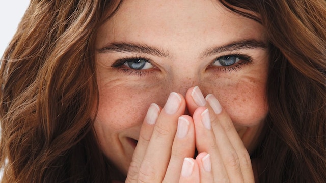 mujer joven sonriendo belleza interior