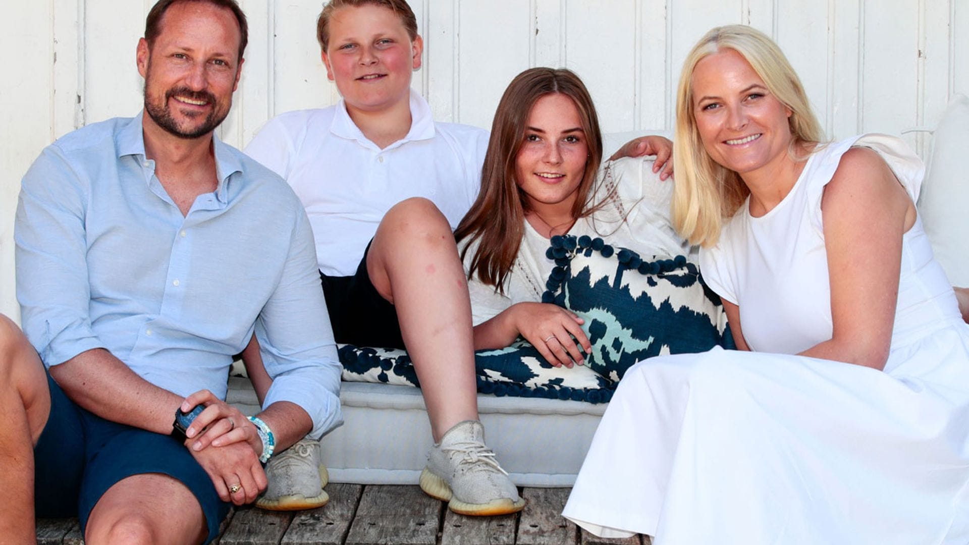 El posado de verano de Haakon y Mette-Marit de Noruega y sus hijos