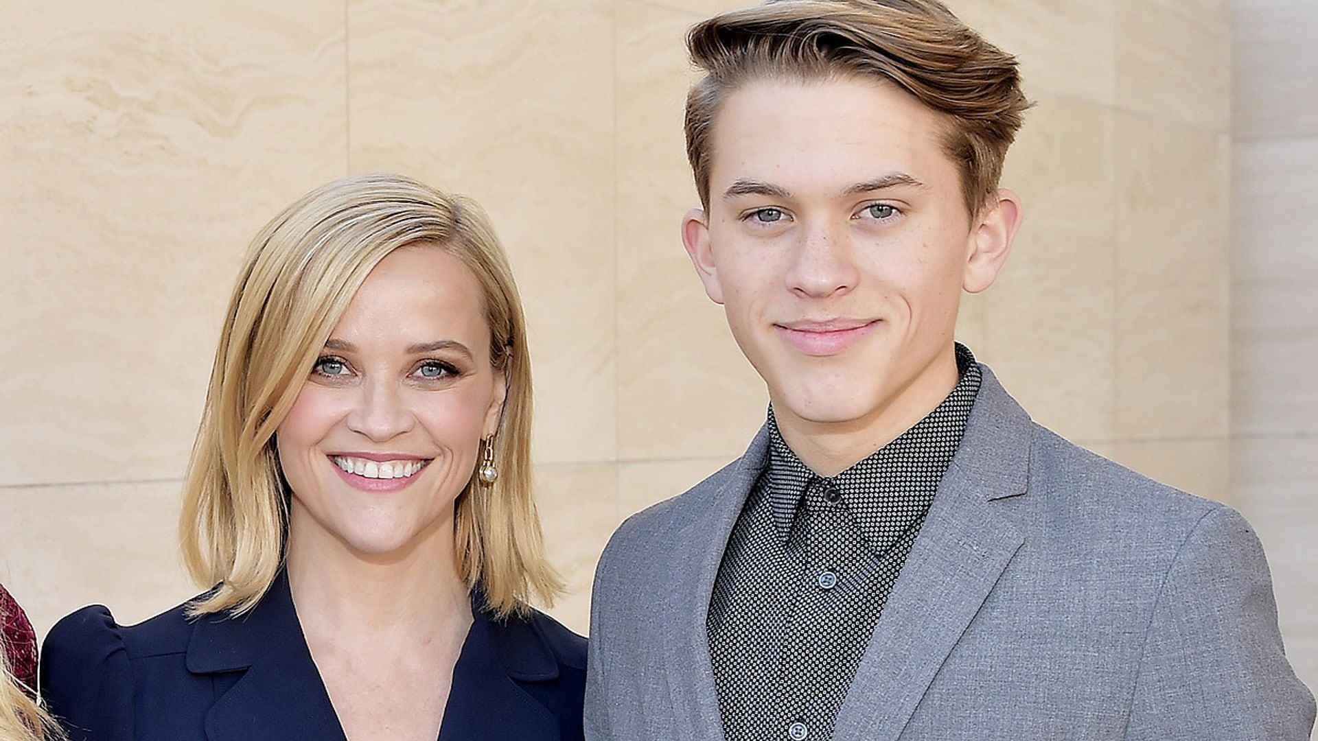 El hijo de Reese Witherspoon saca su primer disco y así se emociona su madre escuchándolo