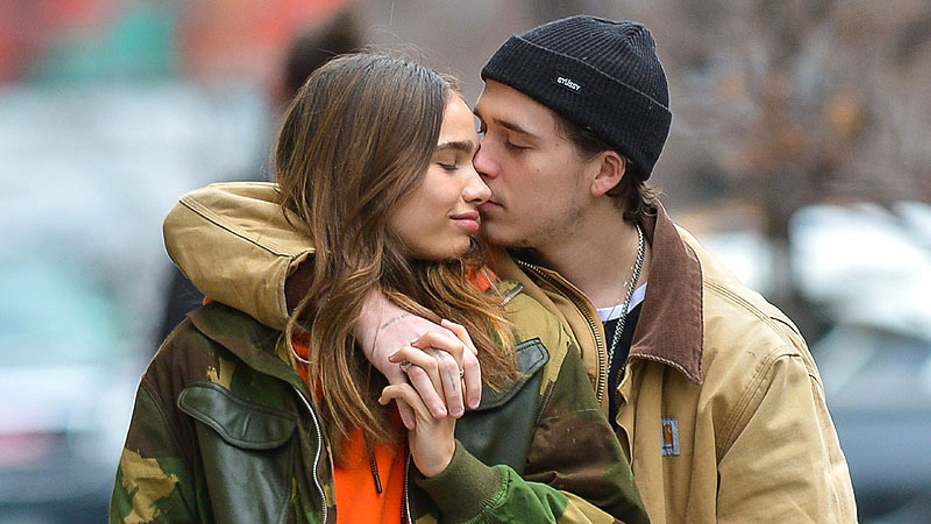 Hana Cross nunca se olvida de su novio, Brooklyn Beckham, gracias a este colgante