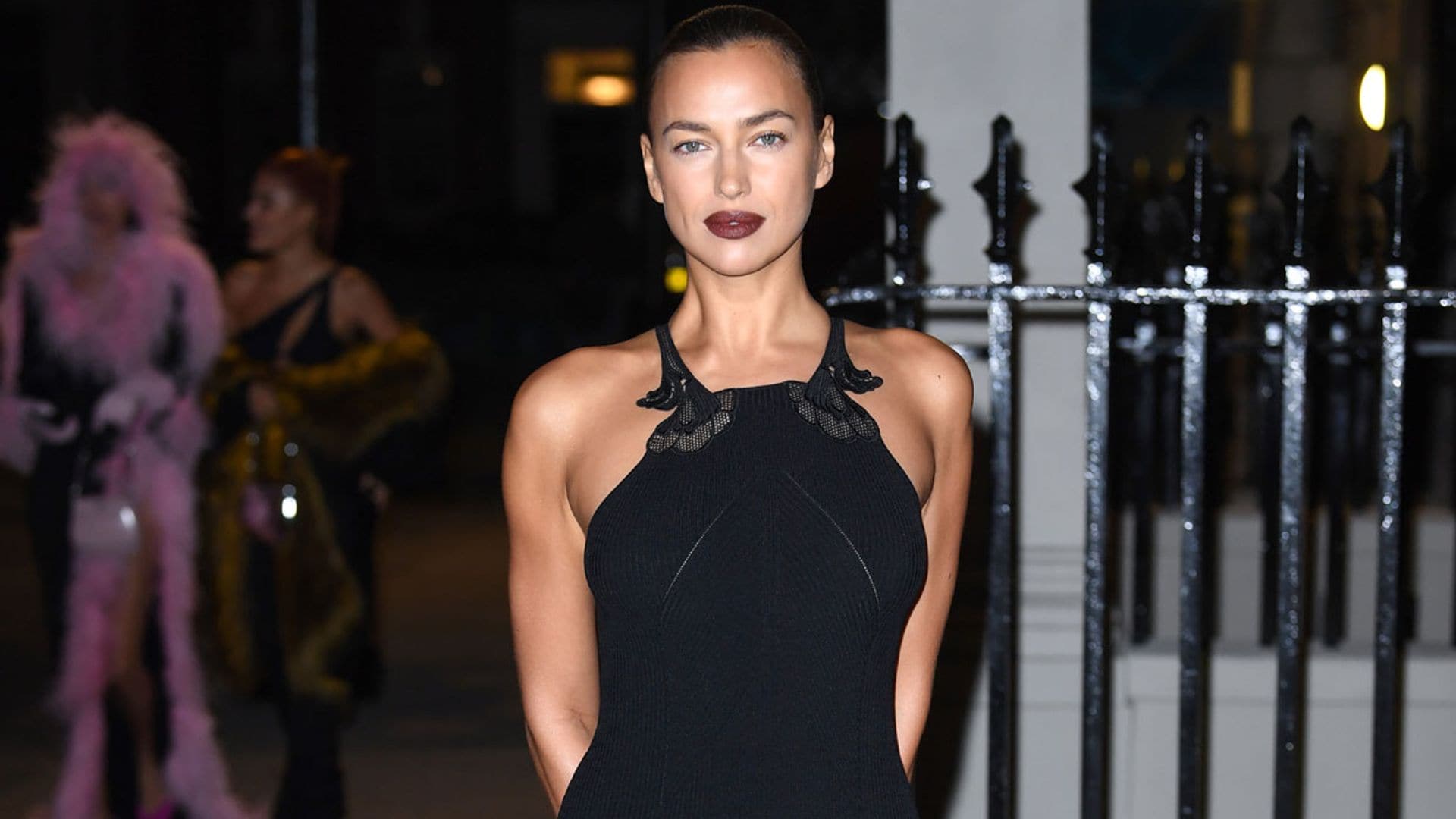 Irina Shayk transforma un vestido negro con el estilismo que no necesita accesorios