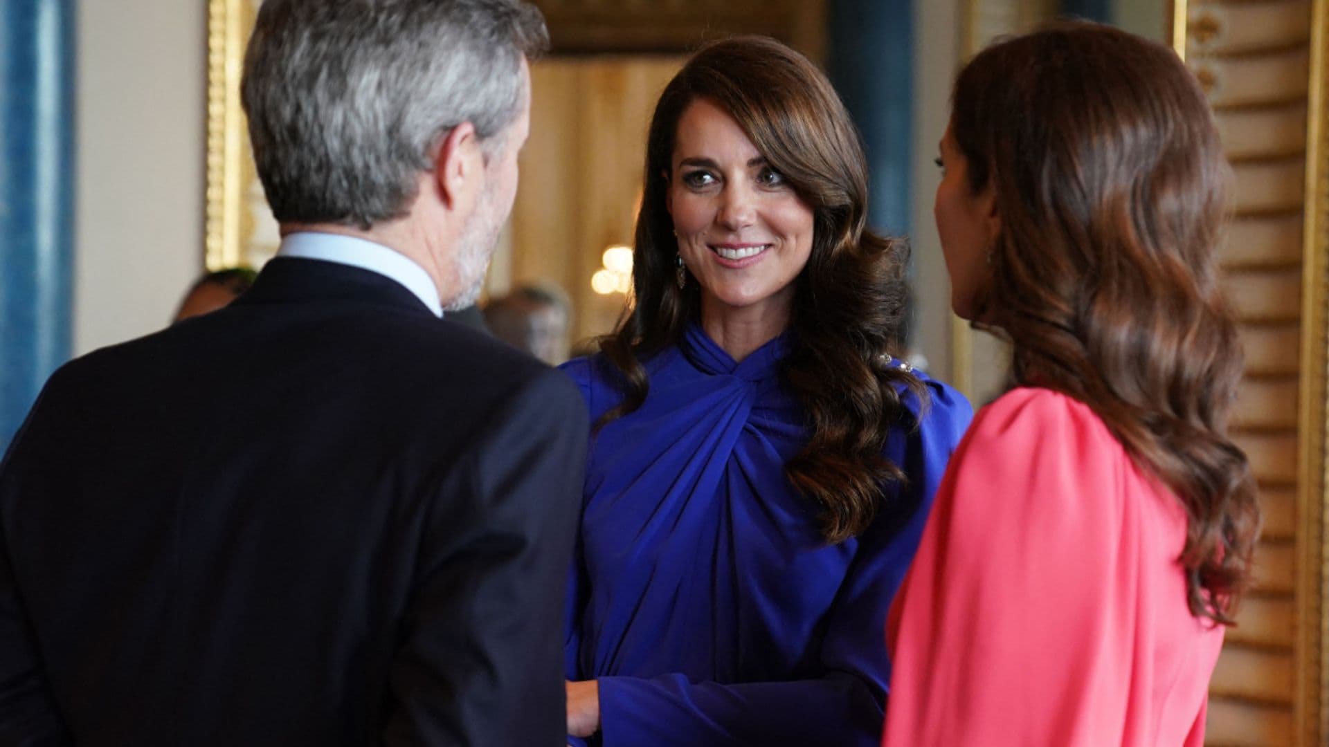 Los Príncipes de Gales se unen a Carlos en Buckingham mientras Camilla se retira a Clarence House para prepararse para el gran día