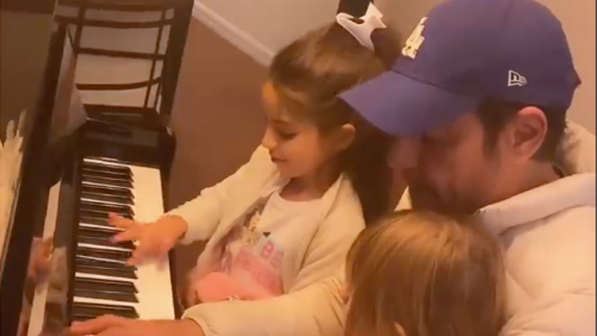 eugenio derbez tocando el piano