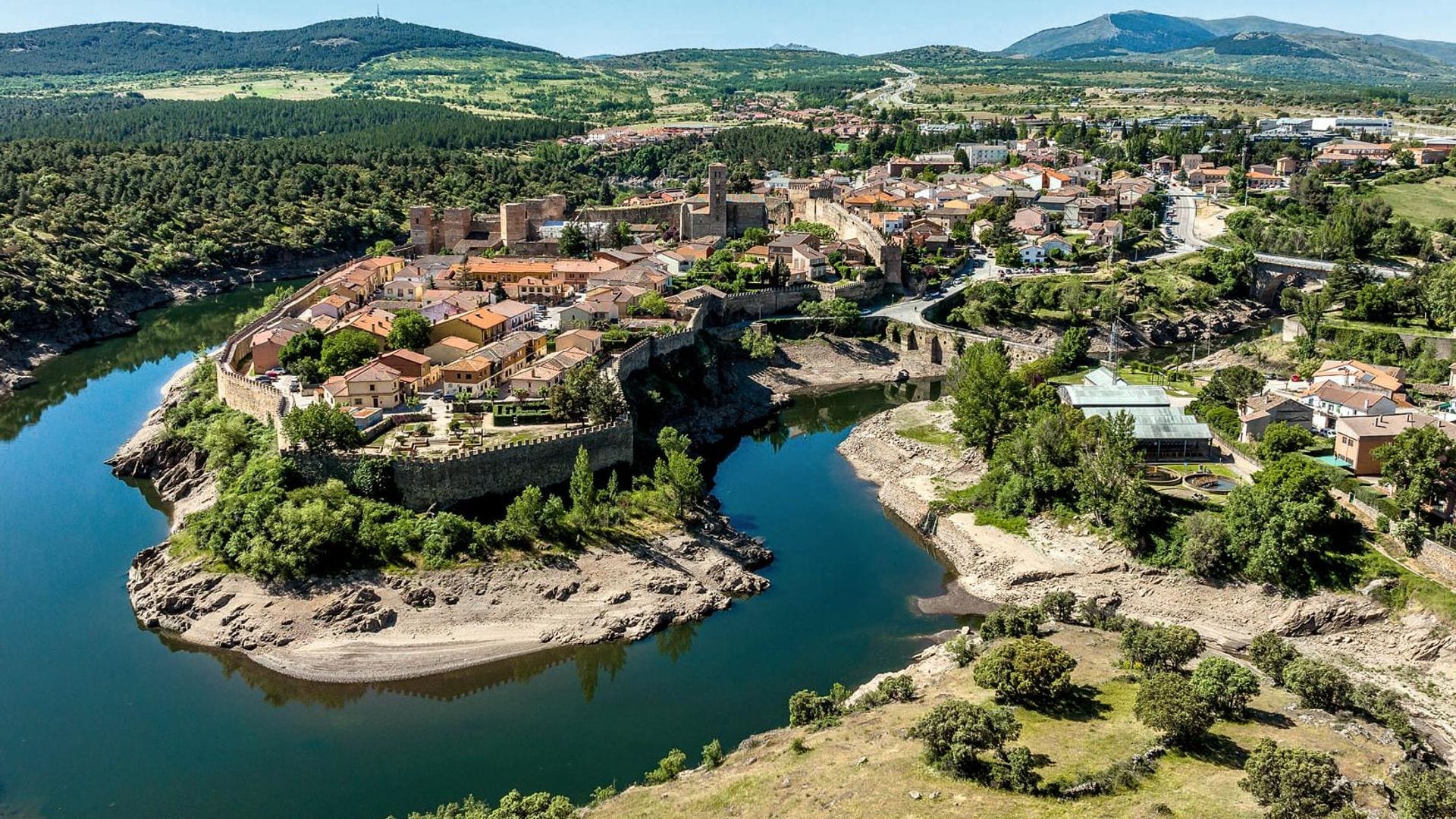 De Buitrago a Somosierra (Madrid): murallas, picassos y cascadas