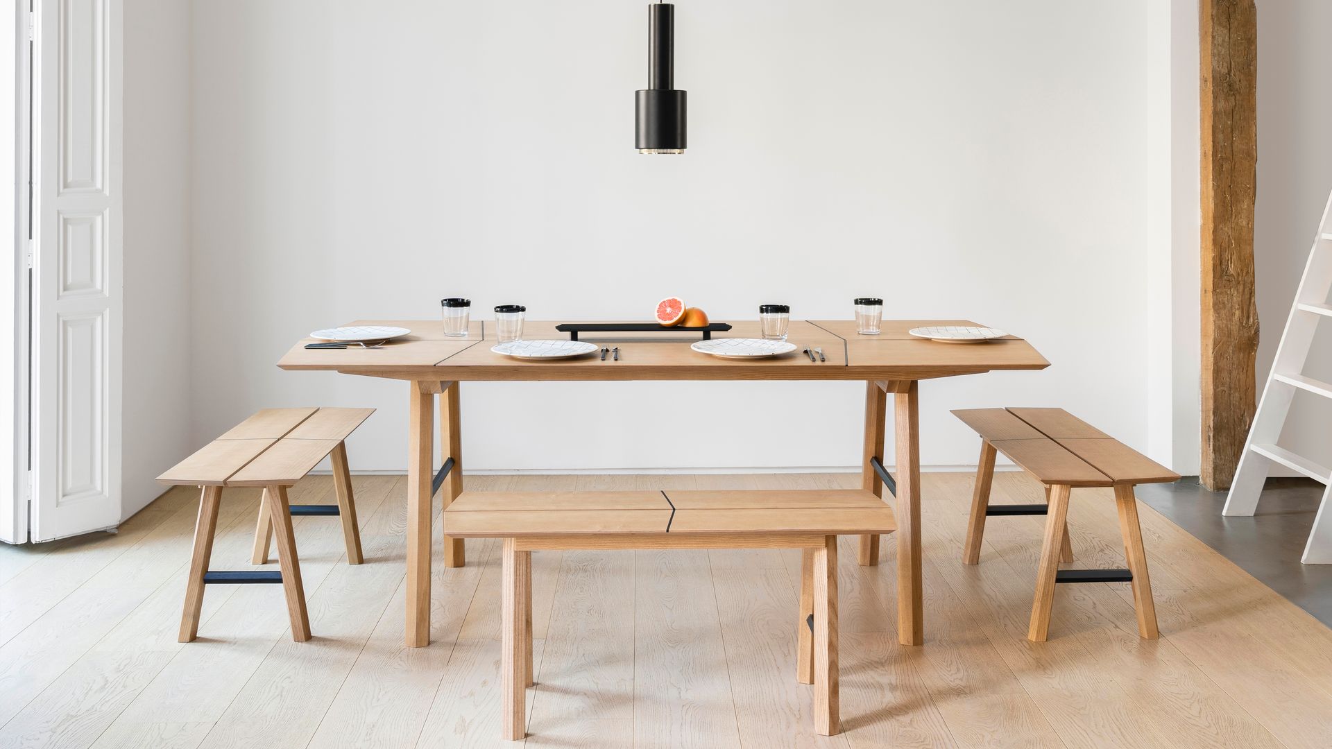 Mesa de comedor de madera con bancos de madera 