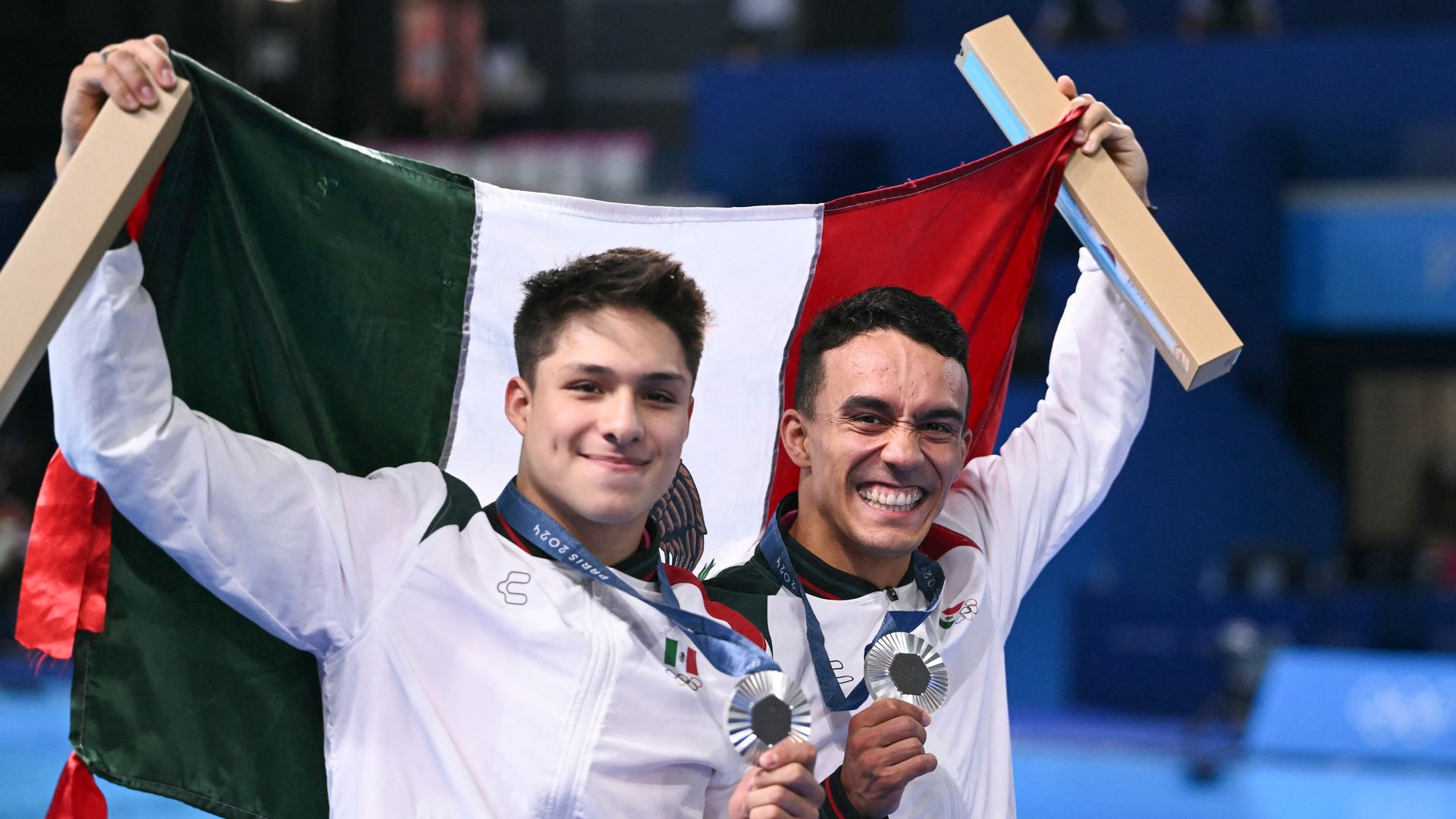 Los mexicanos Juan Manuel Celaya Hernández y Osmar Olvera Ibarra con sus medallas de plata