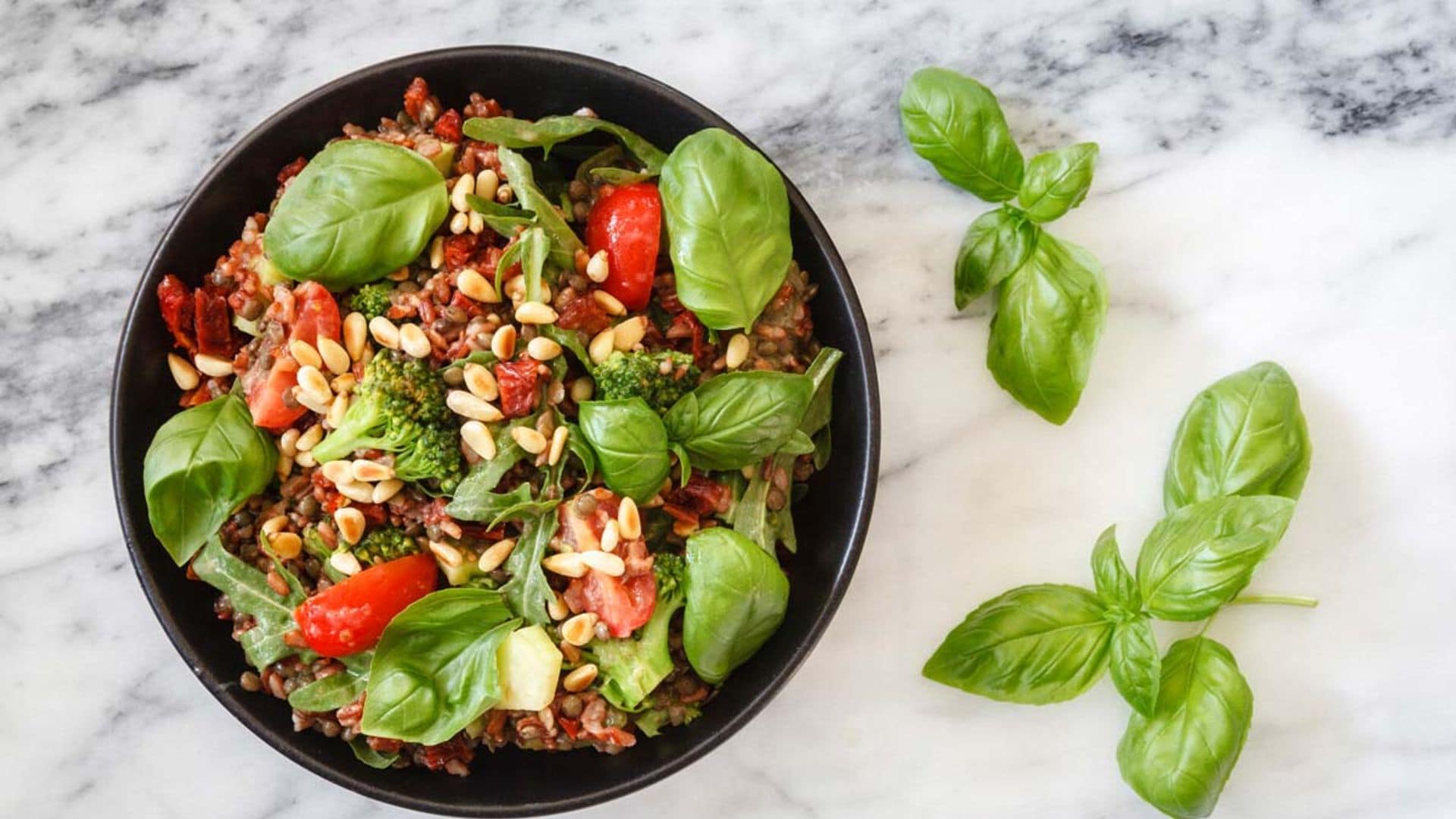 Ensalada de arroz integral con brócoli, tomate y lentejas