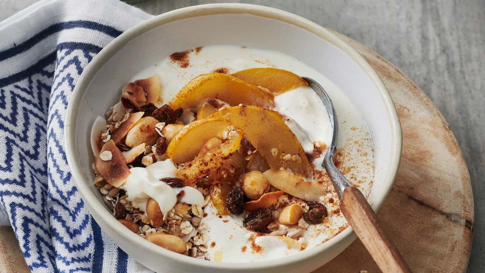 Muesli con yogur, frutos secos y pera