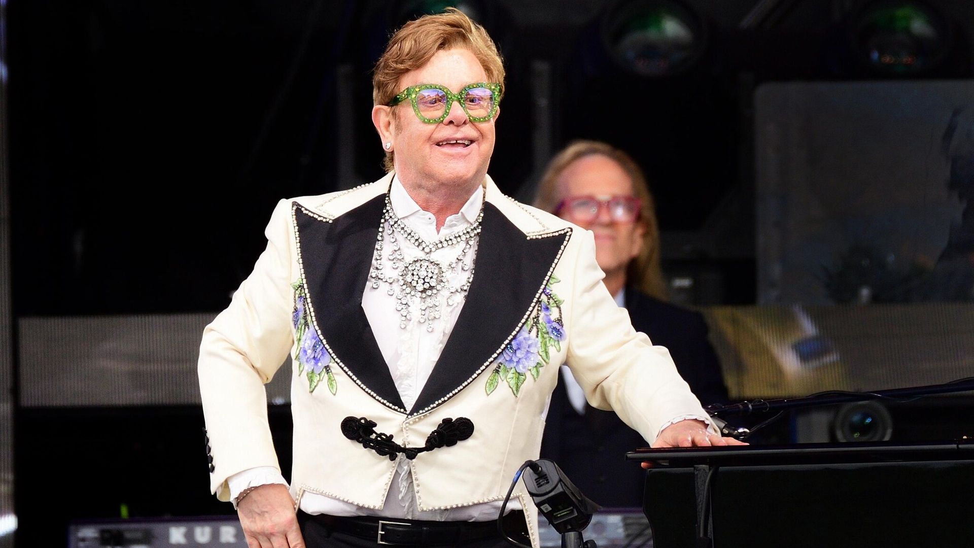 Elton John pierde parte de la visión de un ojo tras una infección