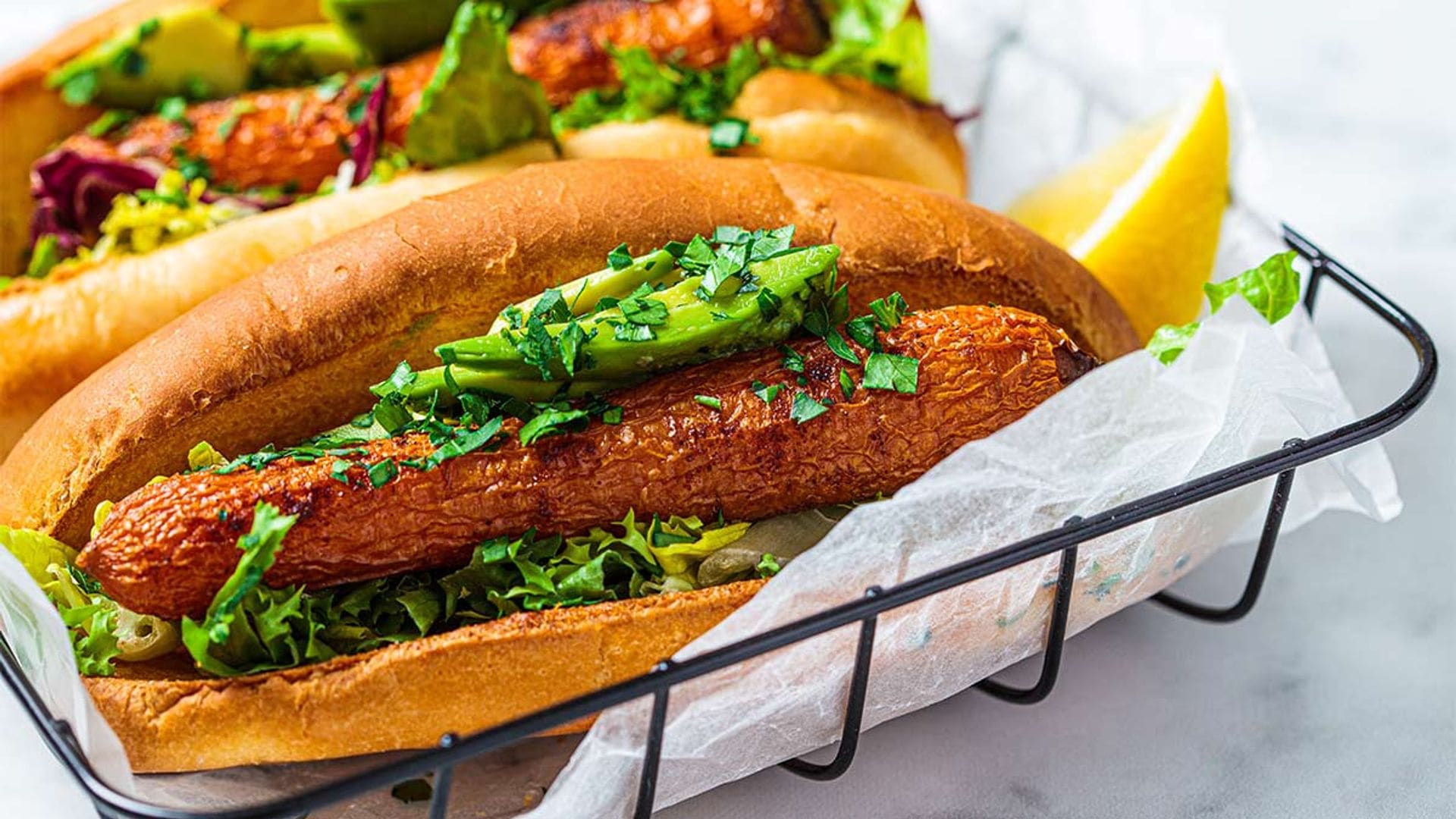 'Hot dog' vegano con aguacate