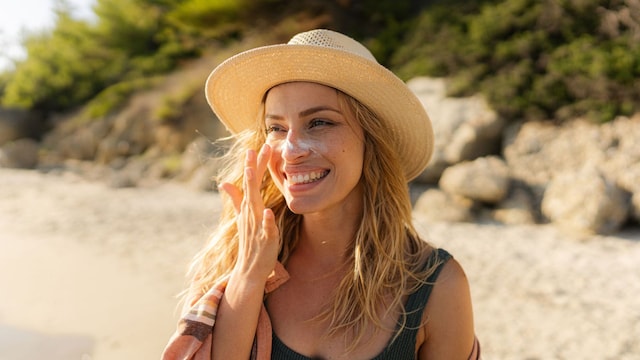 mujer crema solar