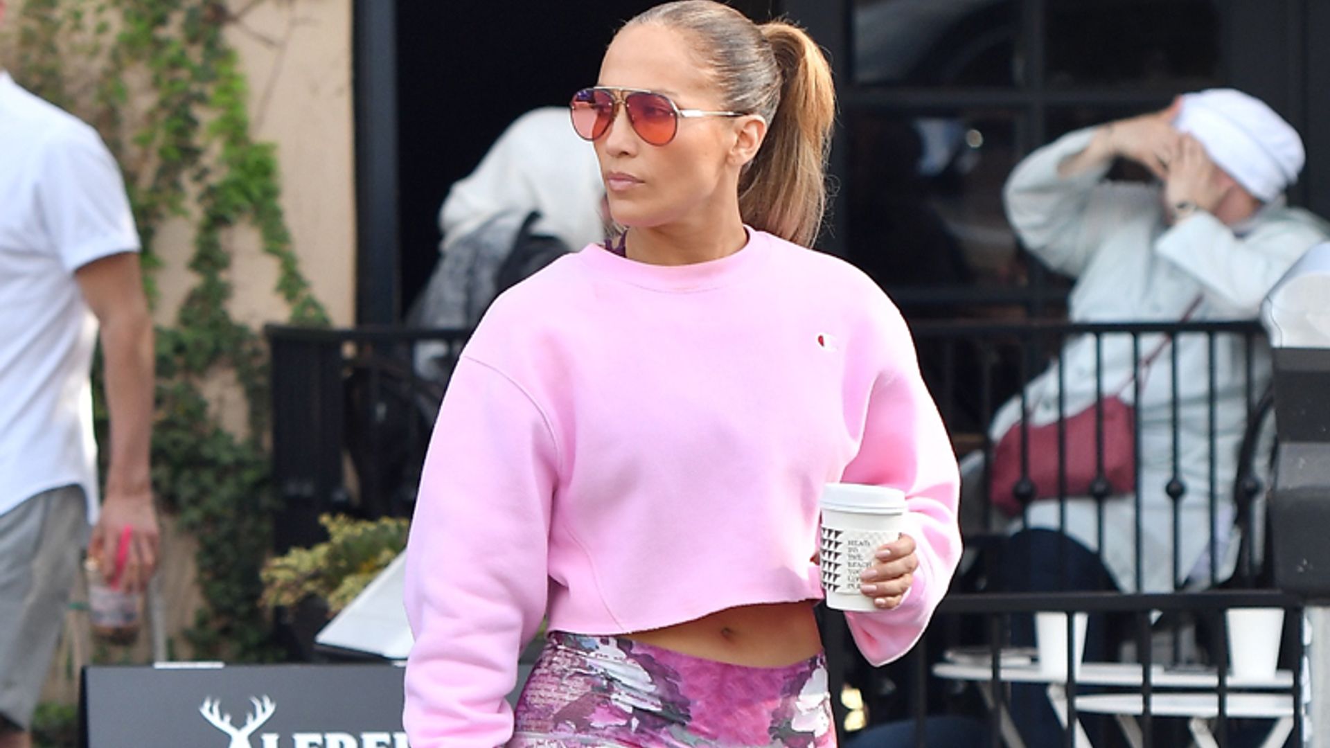 Hay tres accesorios que Jennifer Lopez siempre combina con sus leggings favoritos