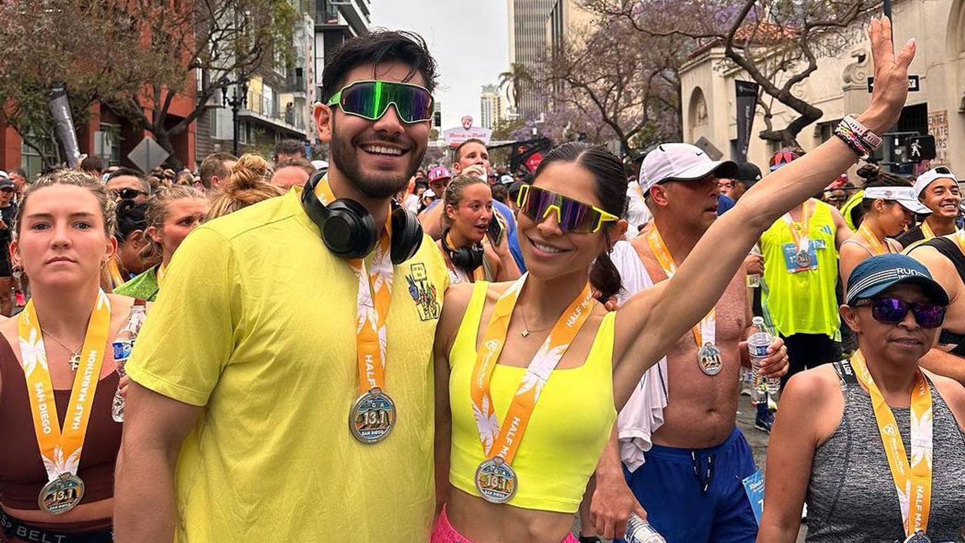 Alejandra Espinoza logra terminar en tiempo récord un medio maratón junto a su hermano
