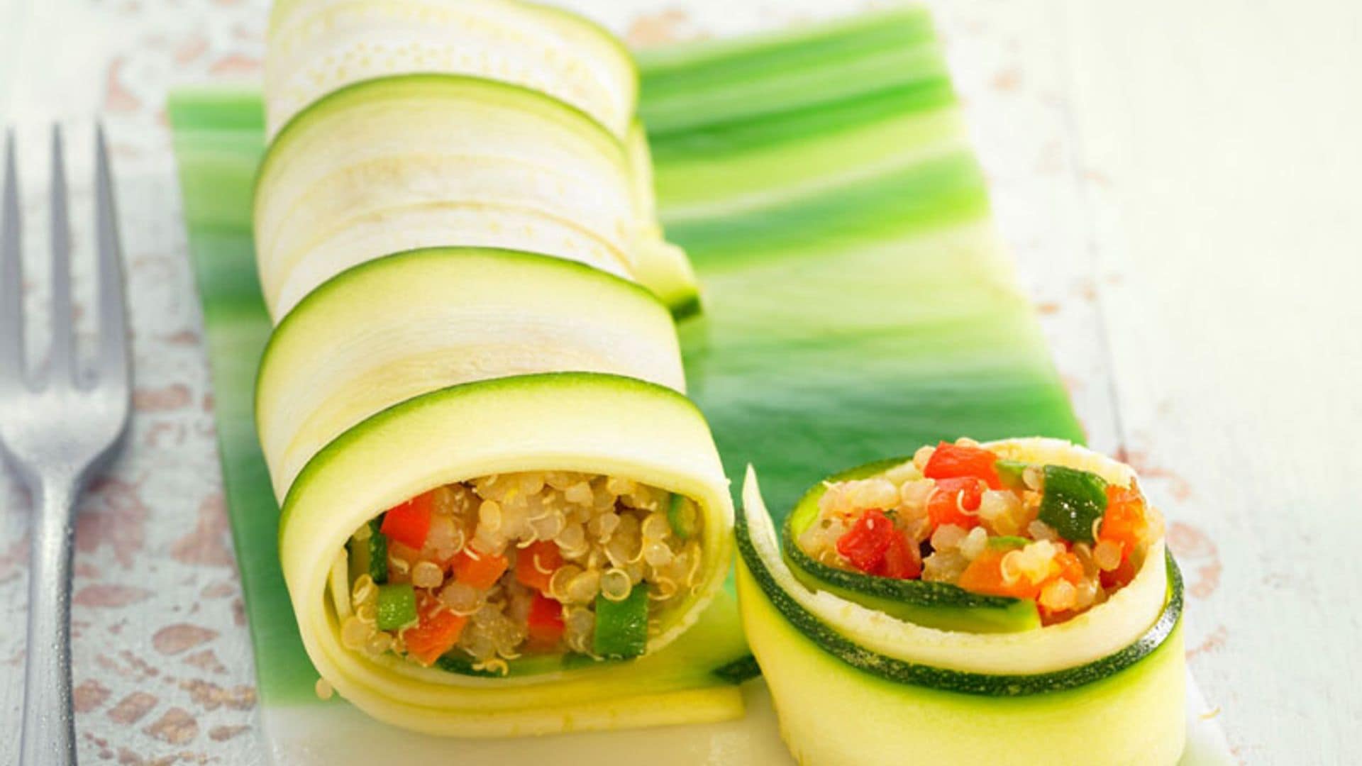 Rollitos veganos de calabacín rellenos de quinoa y verduras