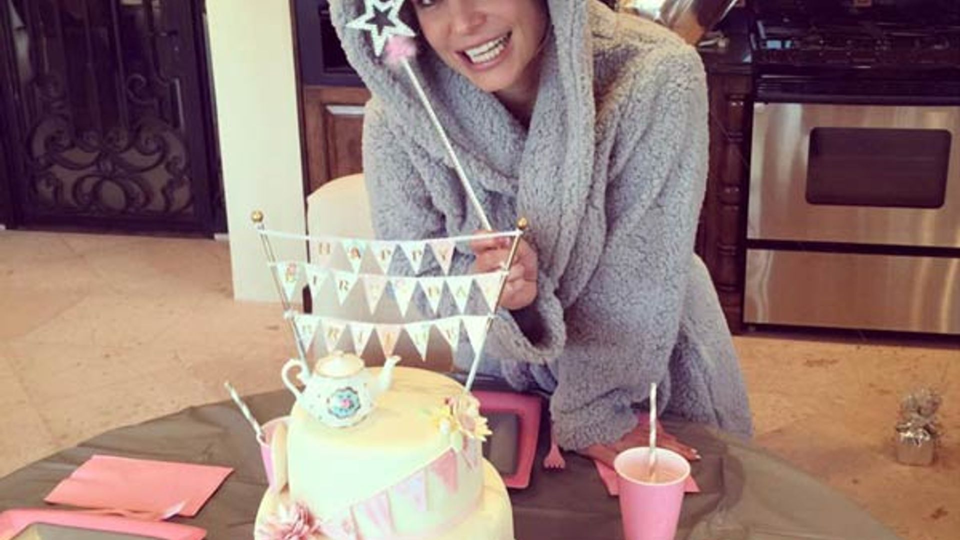 Miley Cyrus organiza fiesta de cumpleaños para Britney Spears