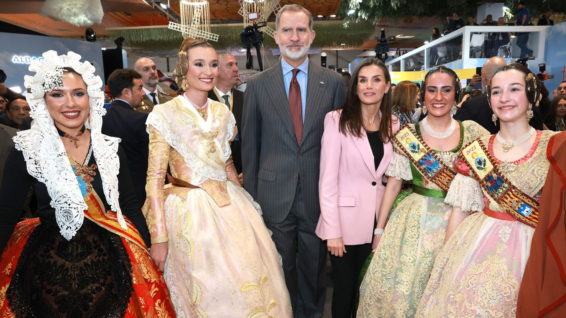 Así ha sido el paso de los Reyes por Fitur: pulsera de la Virgen del Pilar y visita al stand de Valencia