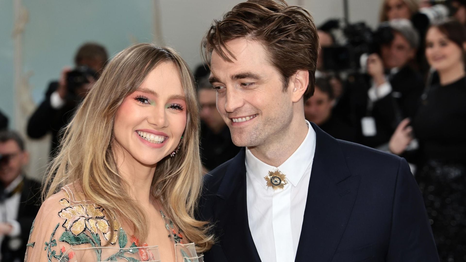 ¡Ya son papás! Suki Waterhouse y Robert Pattinson se dejan ver con su bebé