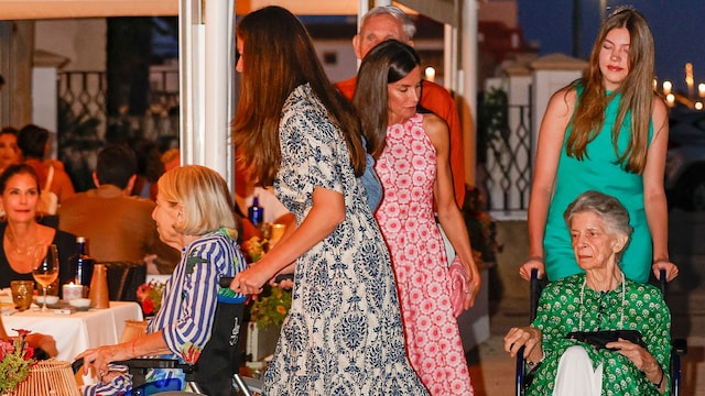 La princesa Leonor, la infanta Sofía, Irene de Grecia, la reina Letizia, doña Sofía y el rey Felipe llegan al restaurante Mía para disfrutar de una distendida cena, a 4 de agosto de 2024, en Palma de Mallorca  