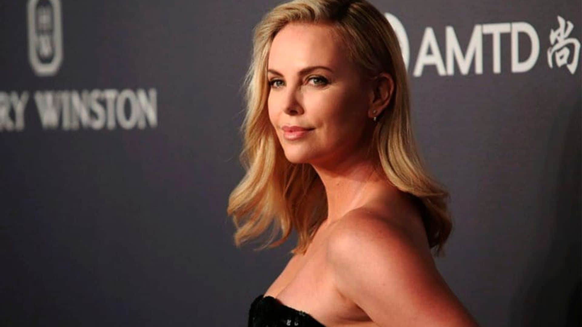 Charlize Theron y el truco -de menos de 100 pesos- con el que logra un pelo y cejas perfectos