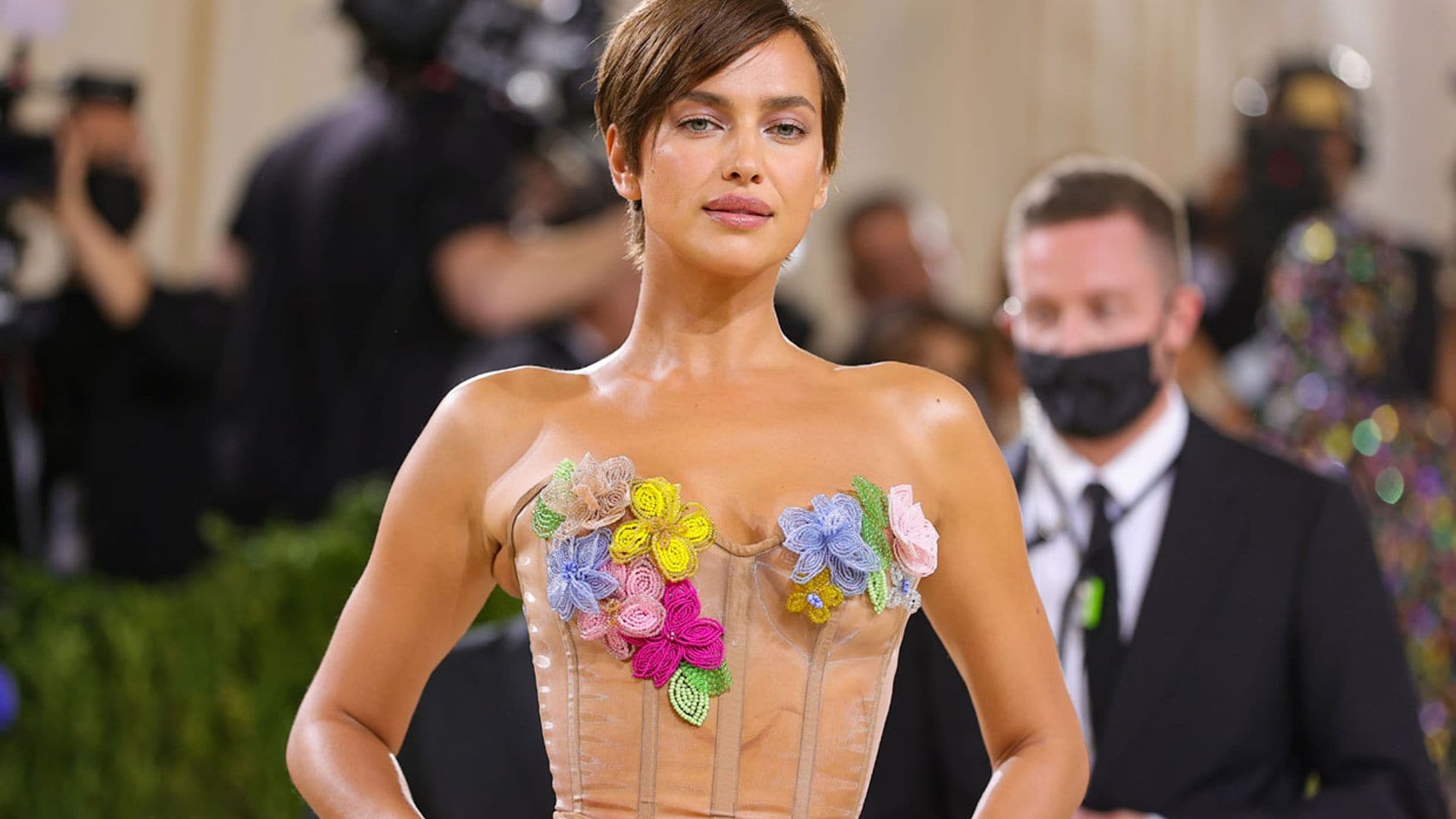 Duelo entre Irina Shayk y Lili Reinheart con el 'naked dress' que no esperábamos en el MET